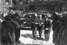 129779 Afbeelding van de aankomst van minister-president jhr. mr. C. Ruijs de Beerenbrouck (links) bij de Kerk van O.L. ...